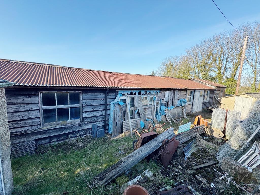 Lot: 3 - BUILDINGS AND LAND - Range of buildings 4